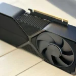 Card đồ họa NVIDIA GeForce RTX 4070 SUPER Founders Edition dựng đứng trên bàn, hiển thị khe PCIe