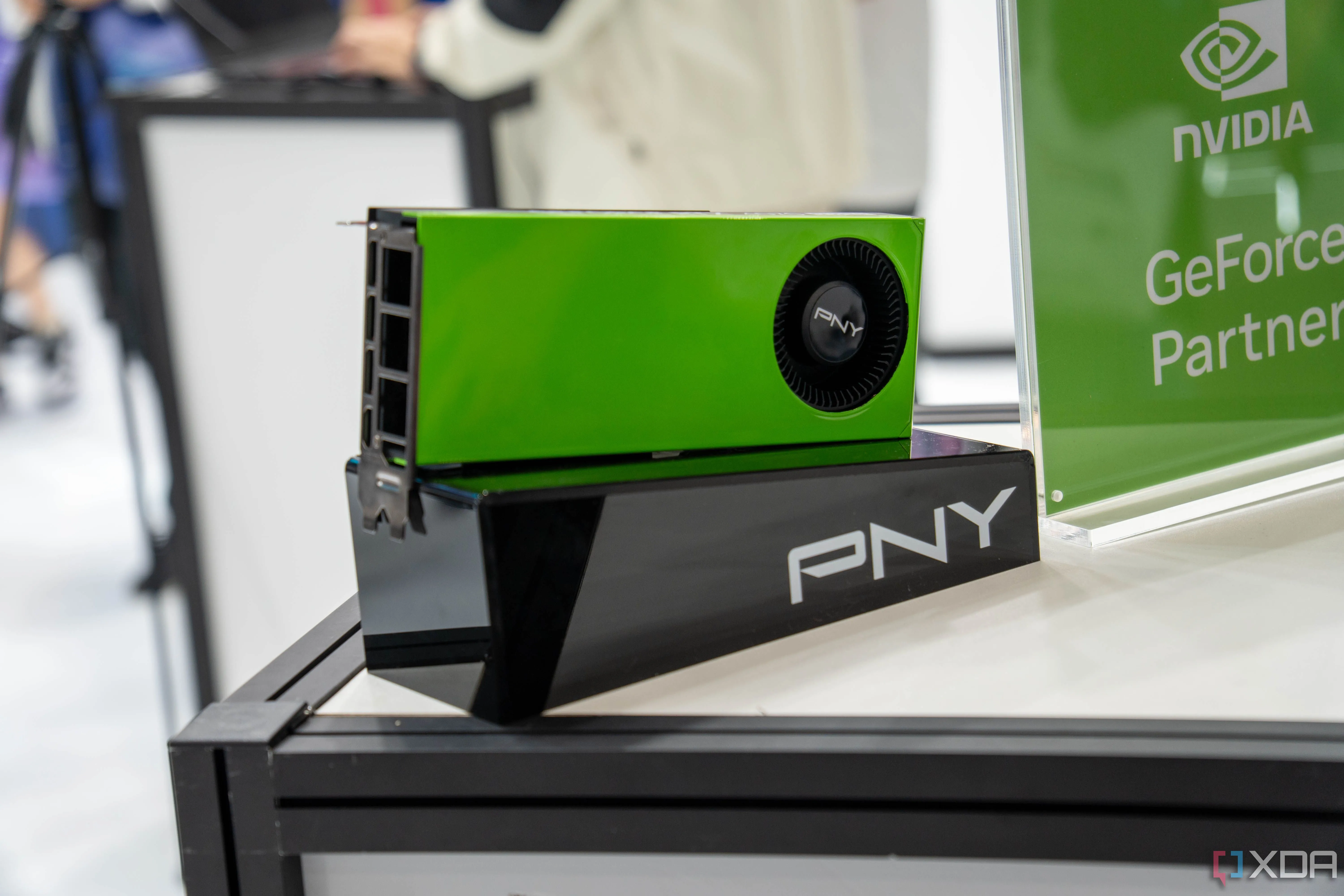 Card đồ họa NVIDIA GeForce RTX 50 series PNY, minh họa cho việc kiểm tra chất lượng trước khi xuất xưởng