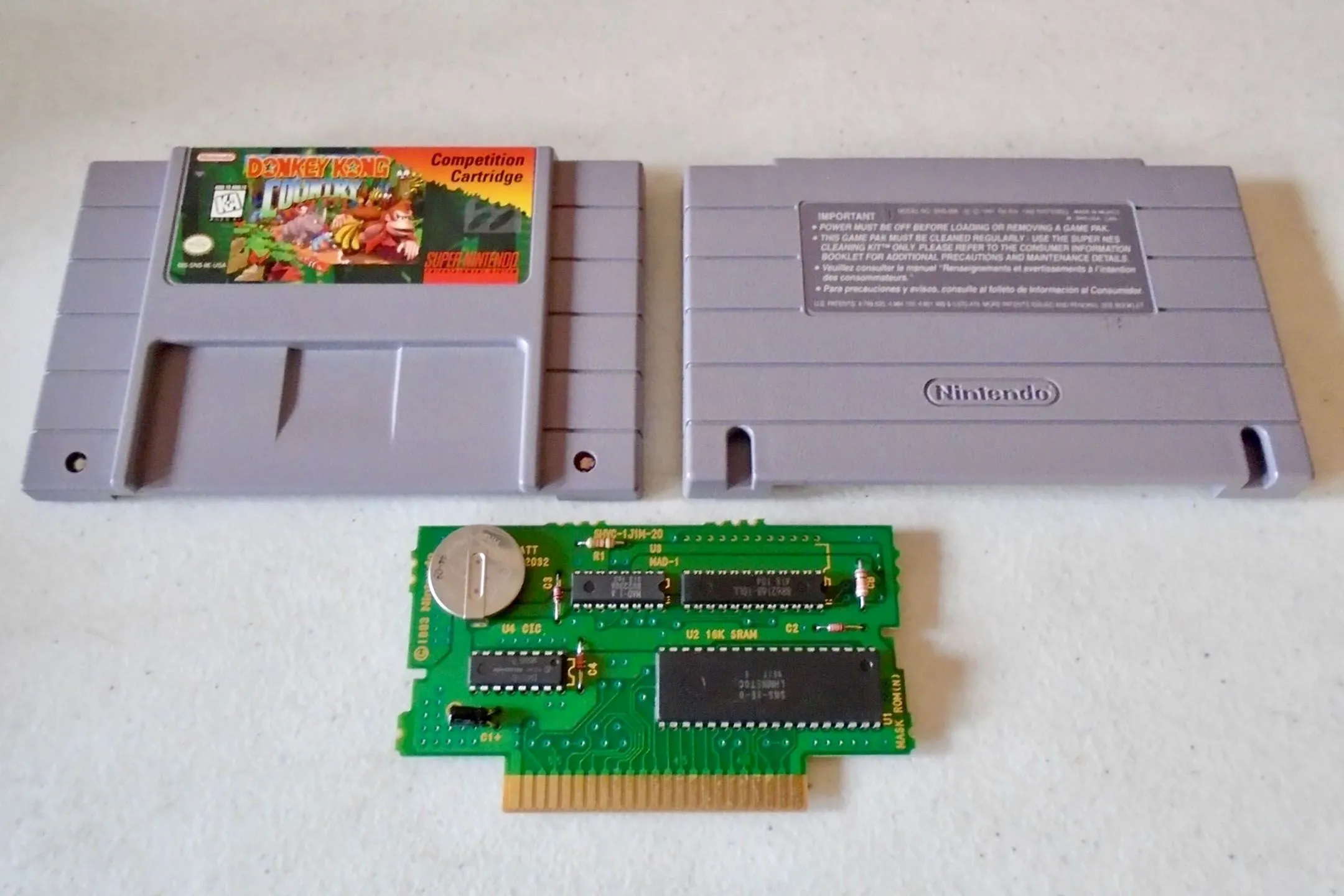 Cartridge Donkey Kong Country Competition cho SNES, phiên bản game giới hạn dành cho các giải đấu, với nhãn dán tam giác &quot;Competition Cartridge&quot; nổi bật.