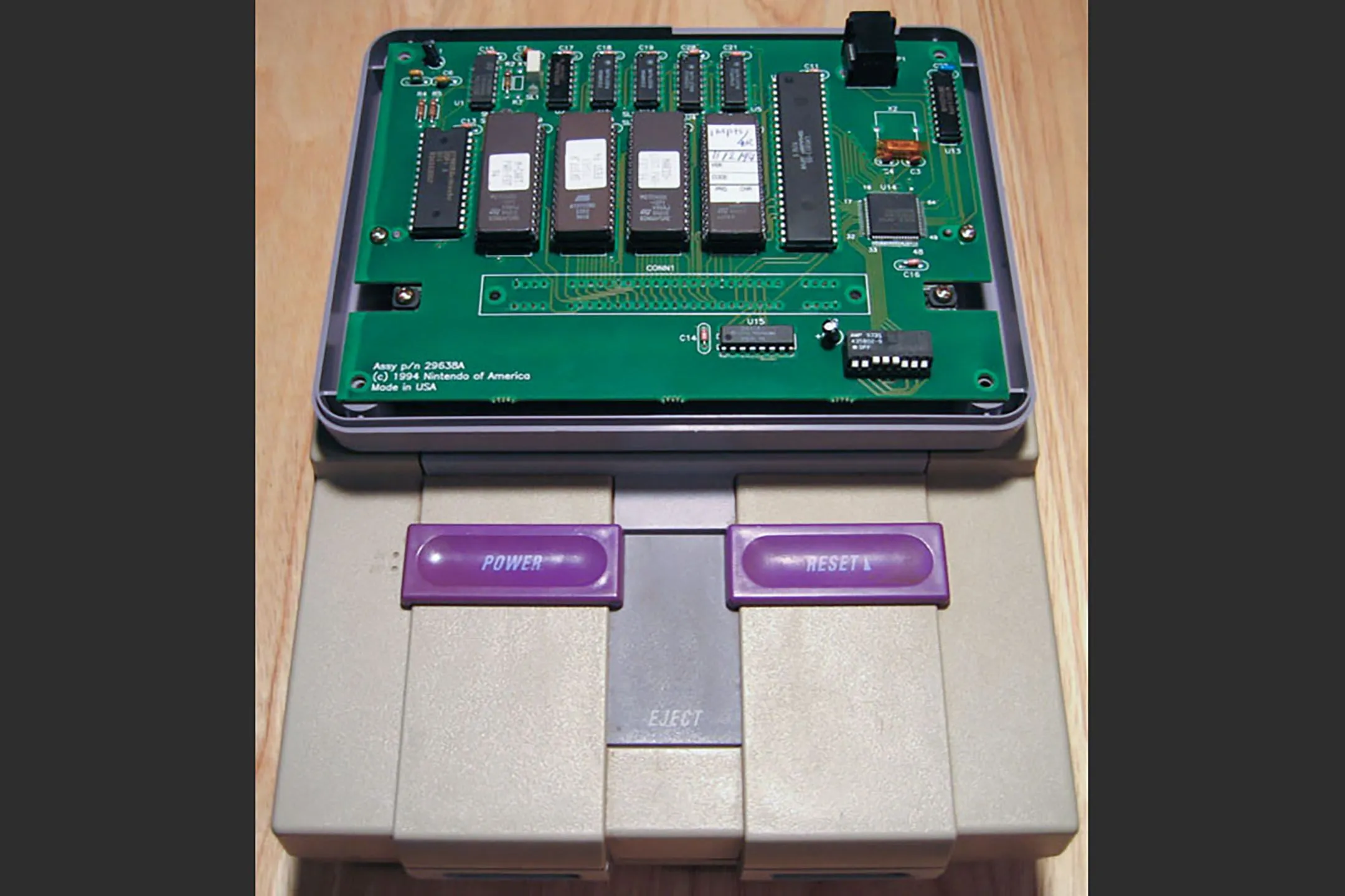 Cartridge game Nintendo PowerFest '94 cho SNES với phần vỏ trên được mở ra, trưng bày bo mạch lớn và các thành phần phần cứng đặc biệt dành cho giải đấu.