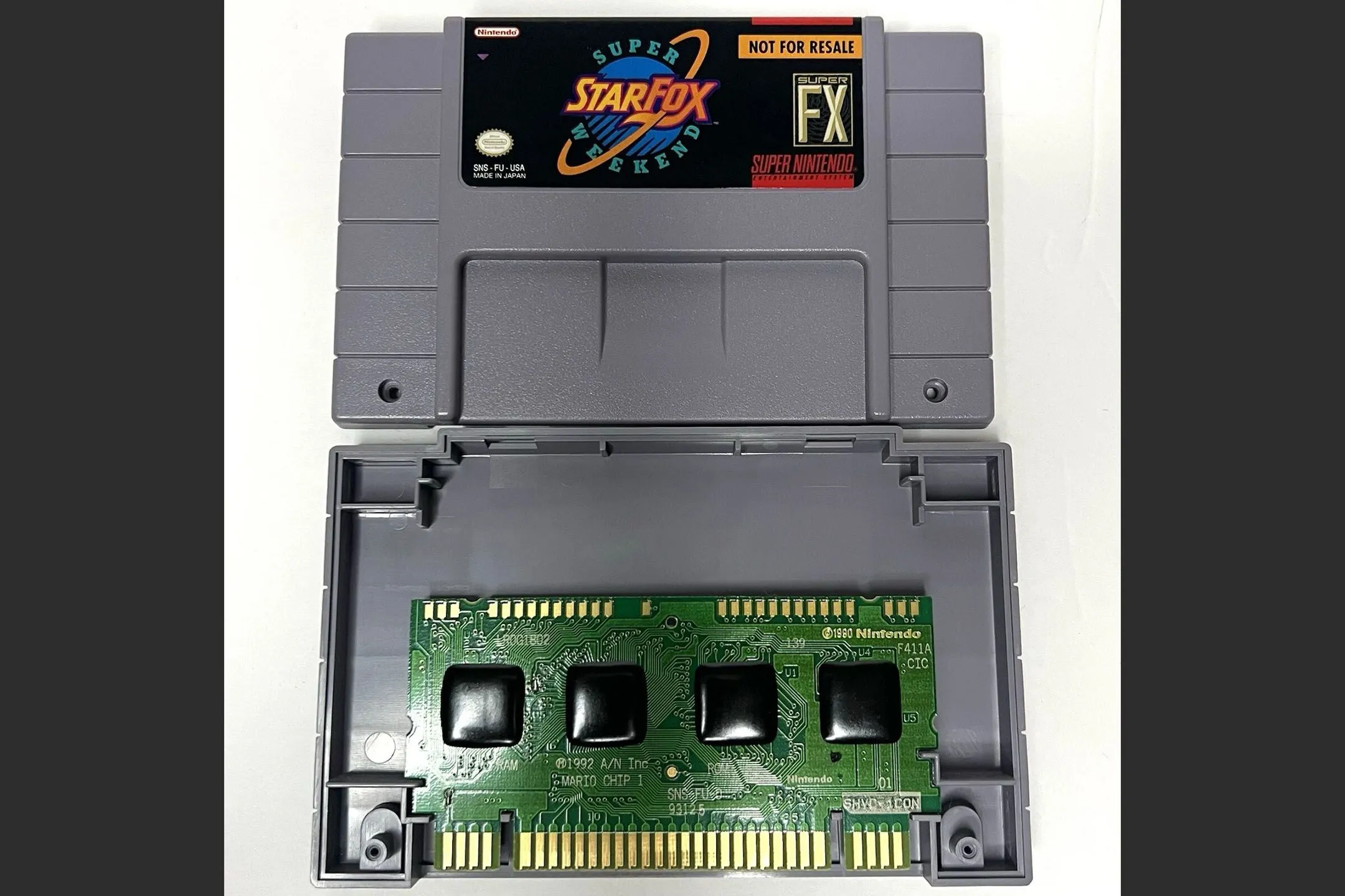 Cartridge game Star Fox: Super Weekend Competition cho SNES, một phiên bản đặc biệt được tinh chỉnh để tối ưu hóa điểm số trong các giải đấu.