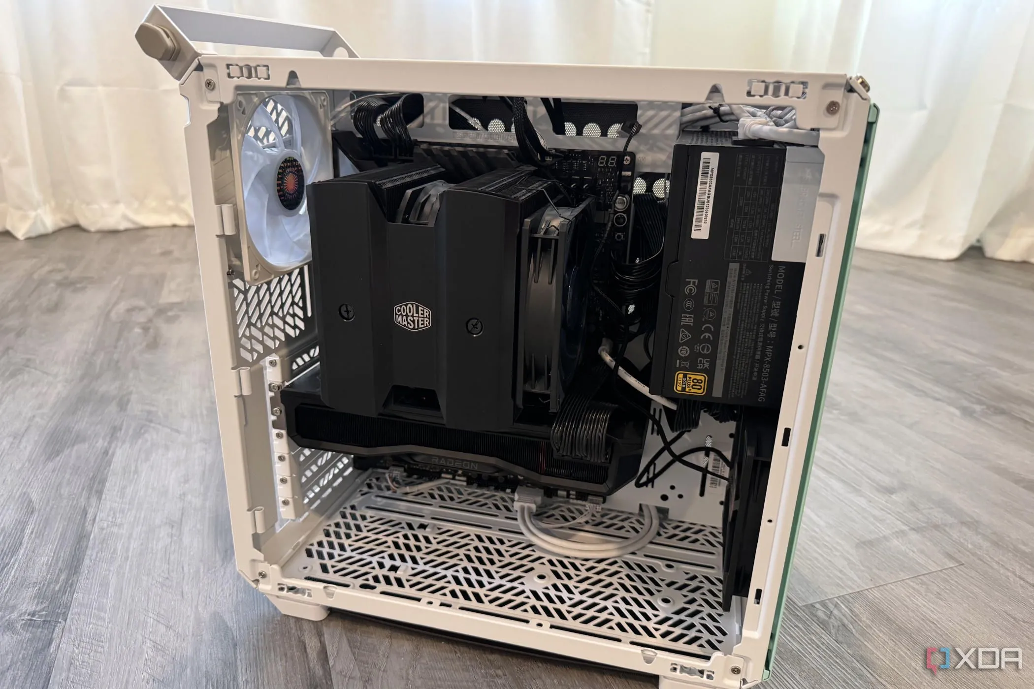 Case Cooler Master Qube 500 Mini-ITX mở nắp cho thấy không gian tản nhiệt rộng rãi