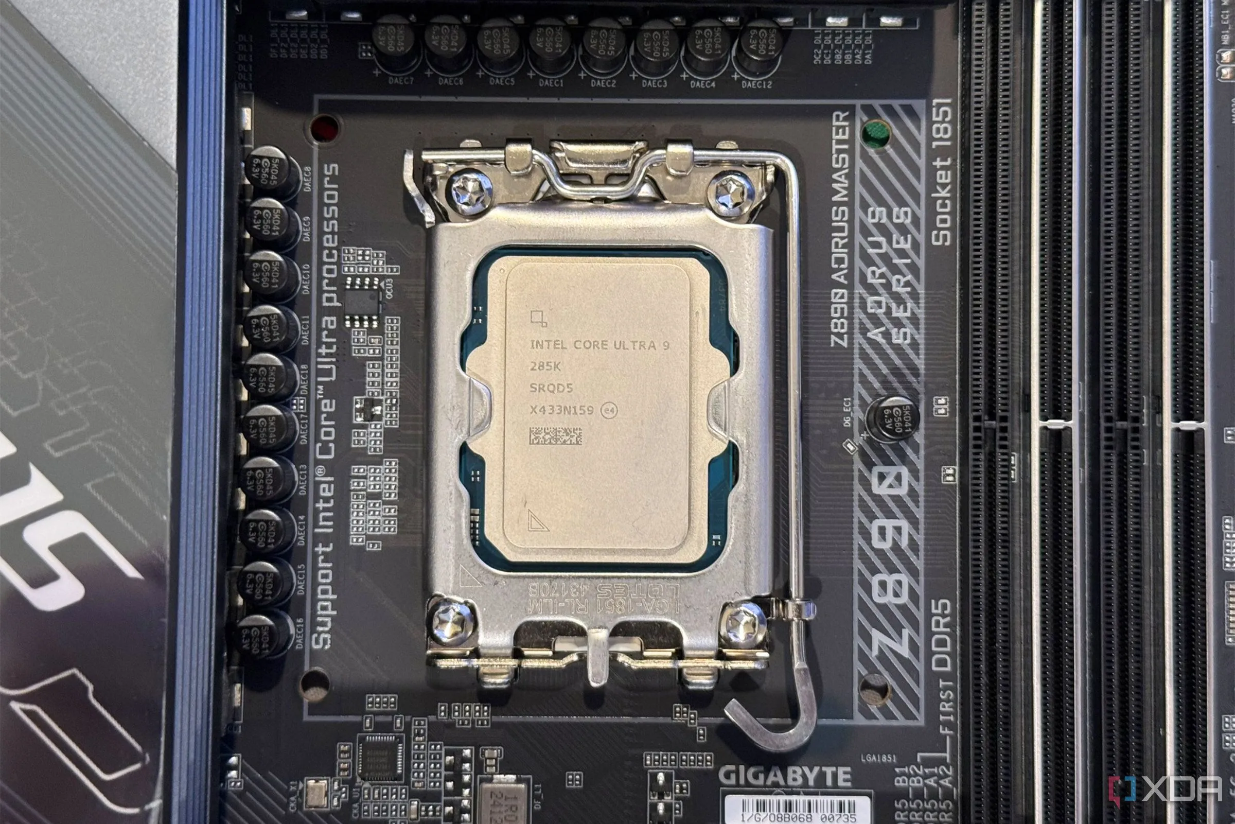 Chip Intel Core Ultra 9 285K trên socket bo mạch chủ