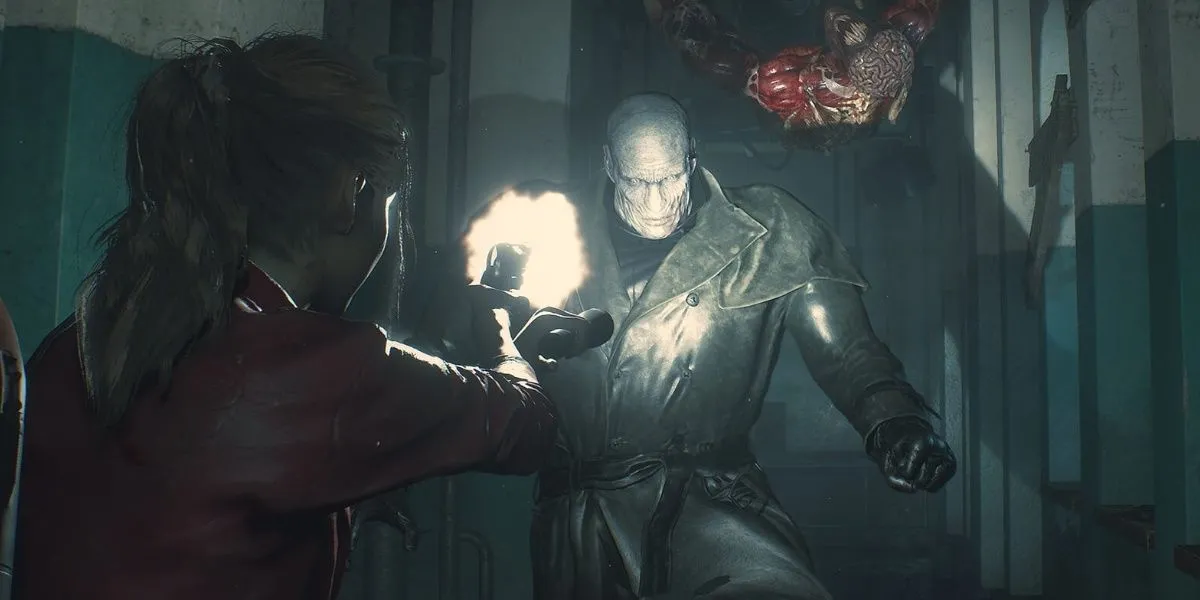 Claire và Mr. X đối đầu trong Resident Evil 2, nhấn mạnh cuộc truy đuổi không ngừng.