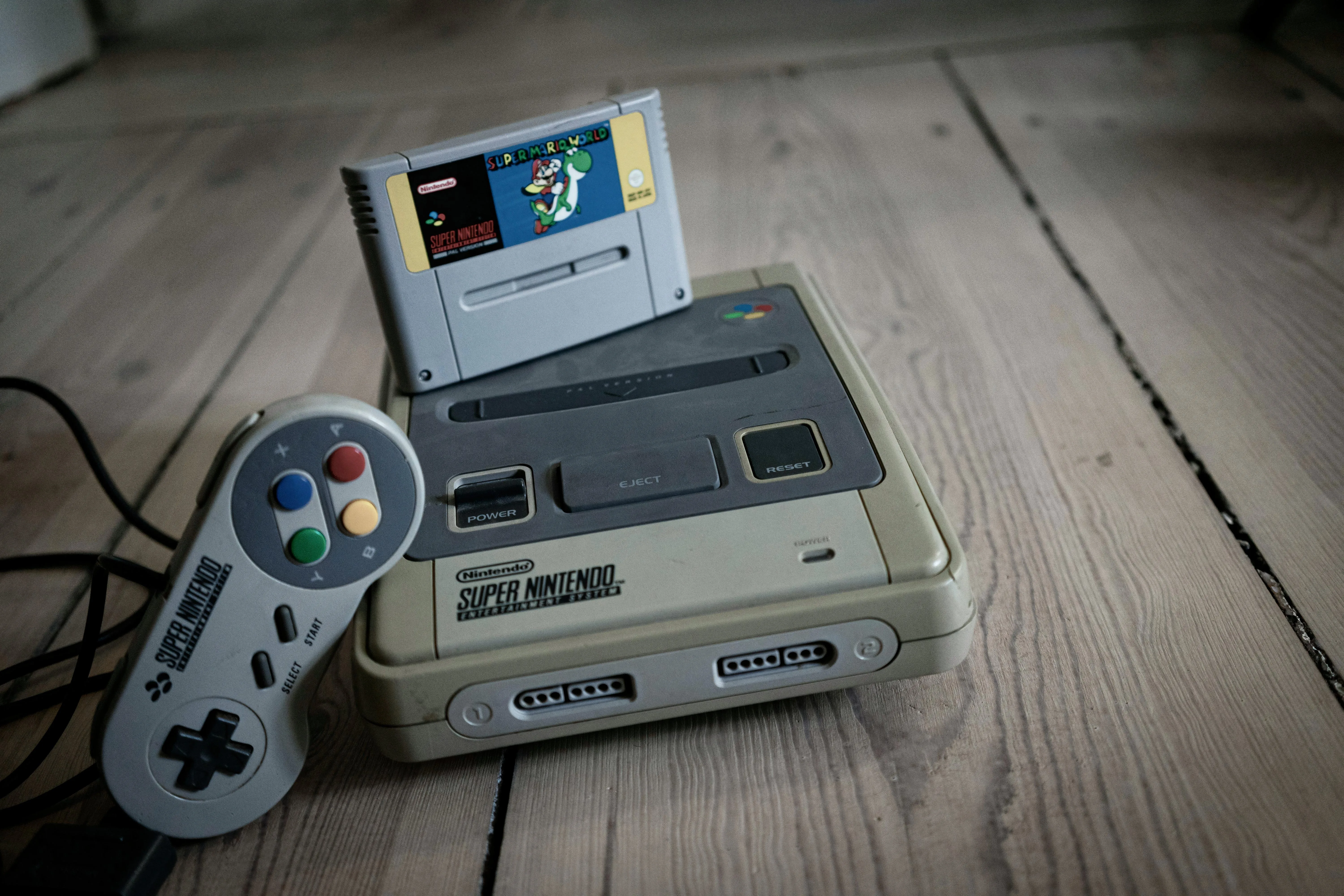 Cỗ máy Super Nintendo Entertainment System (SNES) và tay cầm đặc trưng