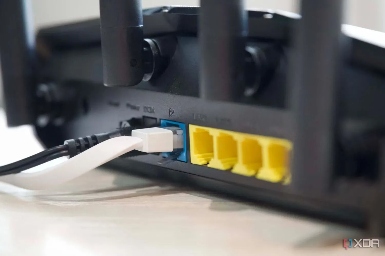 Cổng Ethernet phía sau bộ định tuyến Asus, tượng trưng cho kết nối có dây sắp được thay thế bởi Wi-Fi 7