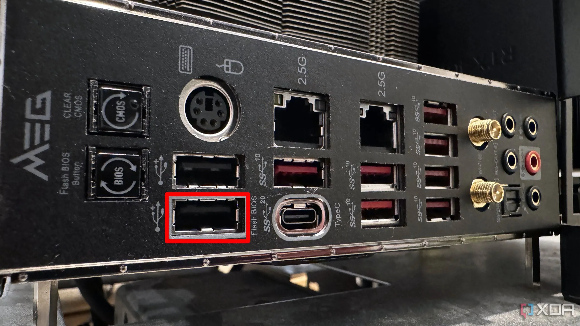 Cổng USB và nút BIOS Flashback trên bo mạch chủ MSI Z690 Unify-X