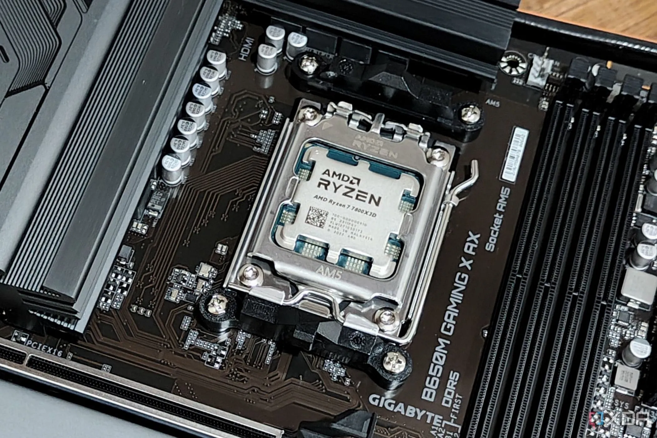 CPU AMD Ryzen 7 7800X3D được lắp đặt trên bo mạch chủ