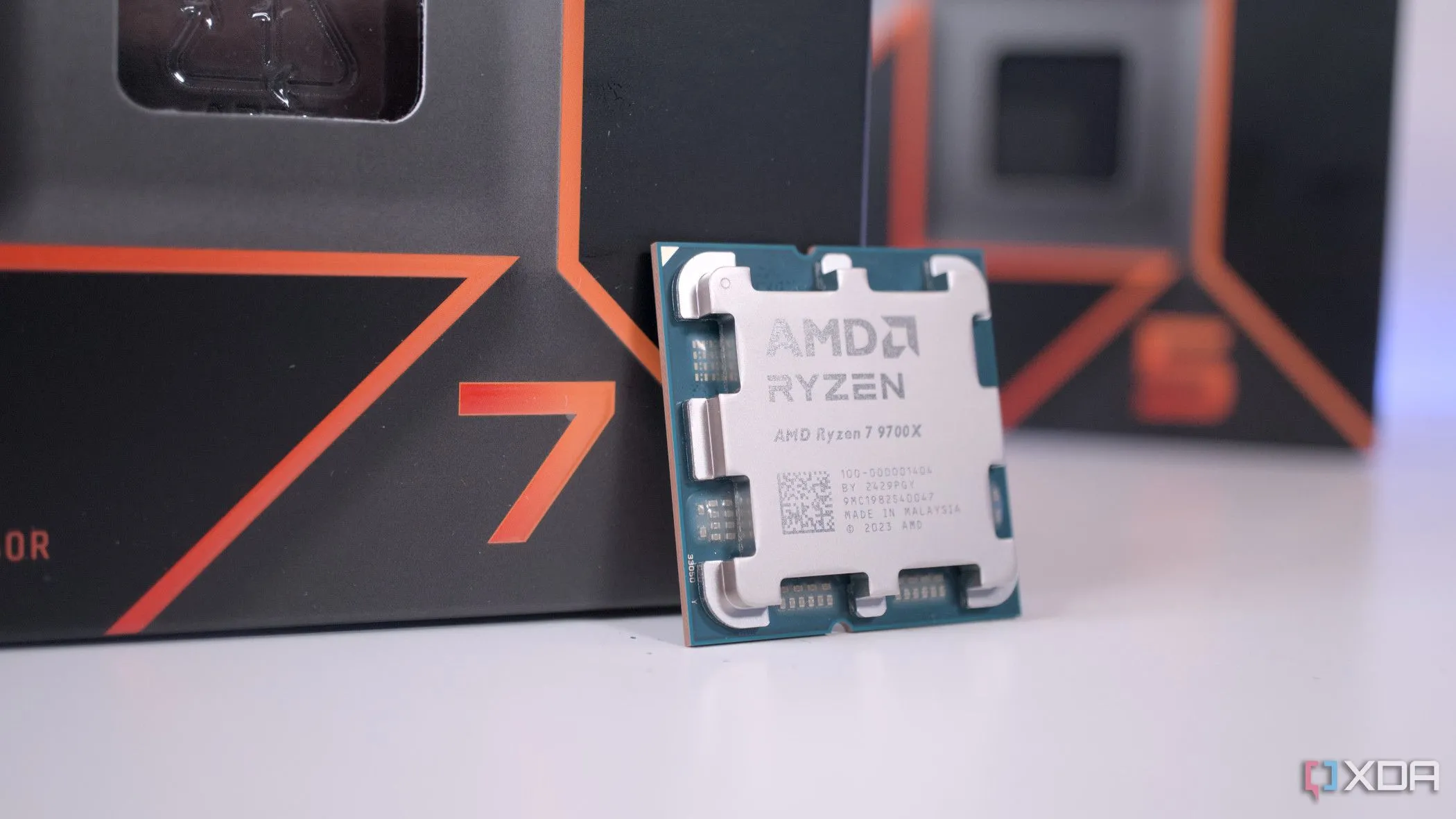 CPU AMD Ryzen 7 9700X và hộp Ryzen 5