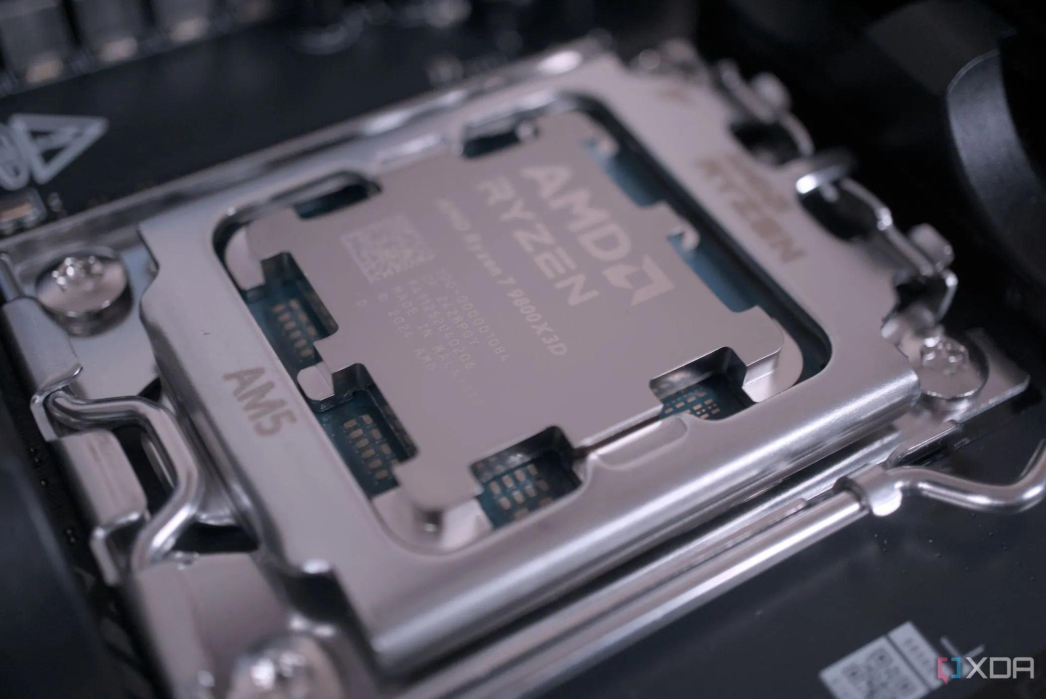 CPU AMD Ryzen 7 9800X3D cận cảnh khi lắp đặt