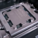 CPU AMD Ryzen 7 9800X3D được lắp đặt trong bo mạch chủ, minh họa kiến trúc chip Zen 5 X3D