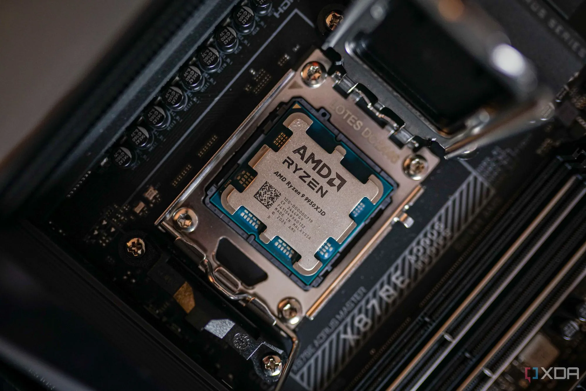 CPU AMD Ryzen 9 9950X3D gắn trên bo mạch chủ