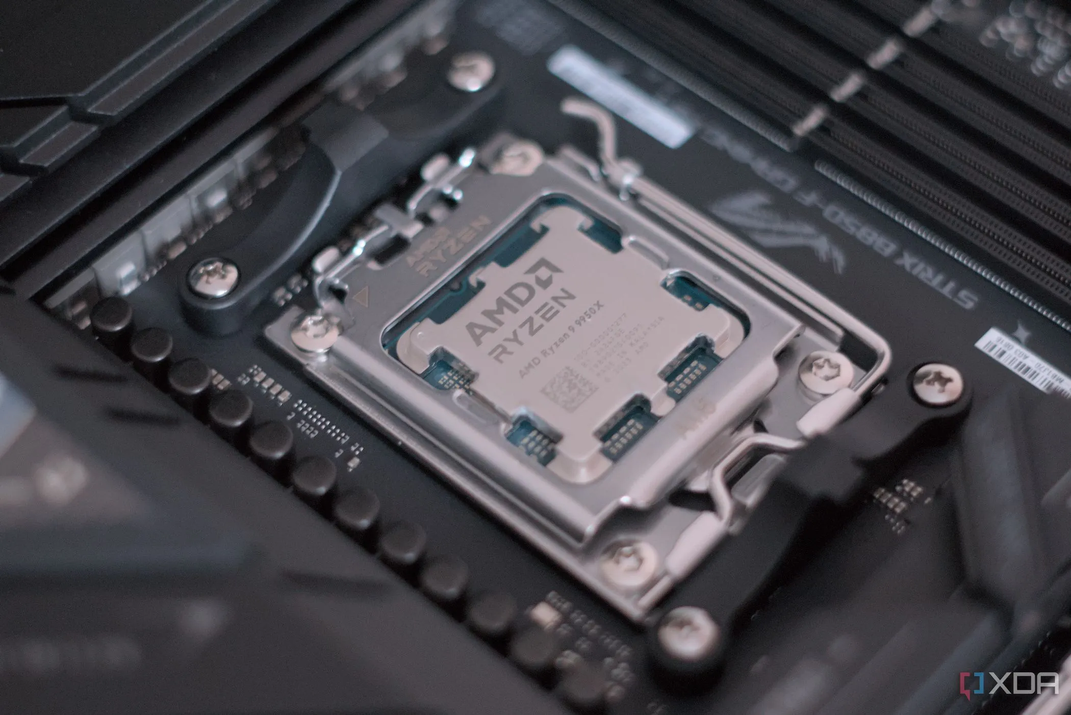 CPU được cài đặt trên bo mạch chủ Asus ROG Strix B850-F Gaming WiFi