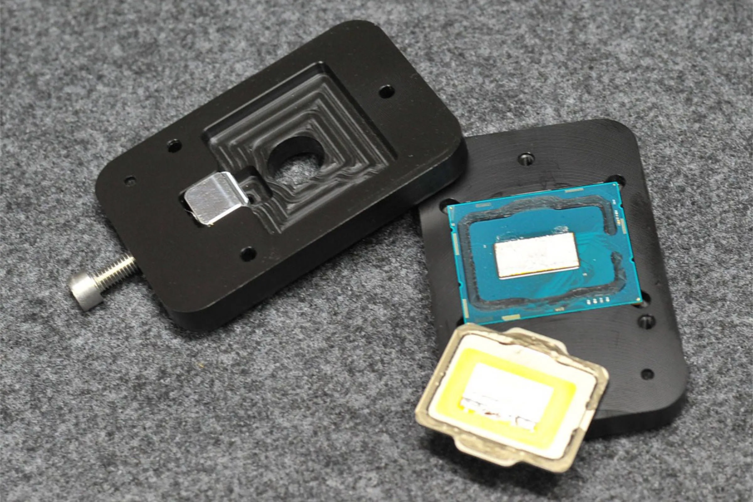 CPU Intel thế hệ 12 đã tháo nắp IHS hiển thị die chip