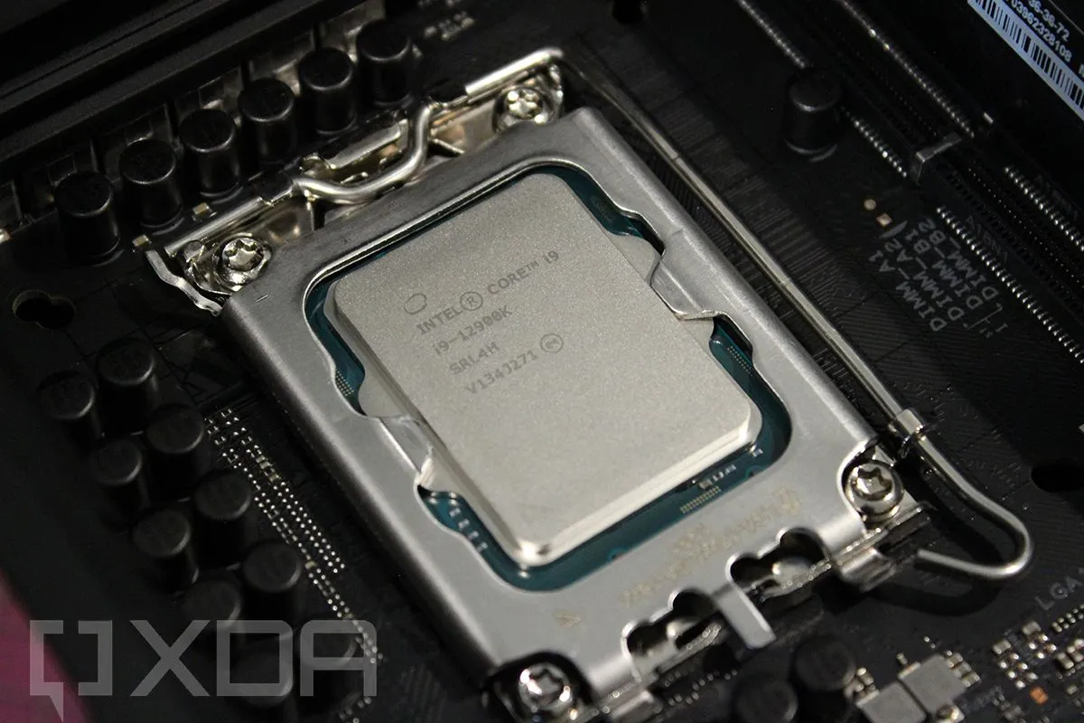 CPU Intel thế hệ 12 trên socket LGA 1700 của bo mạch chủ