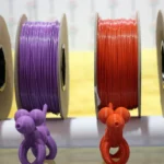 Cuộn sợi filament in 3D được sản xuất từ vật liệu tái chế, đặt trên bề mặt màu sáng