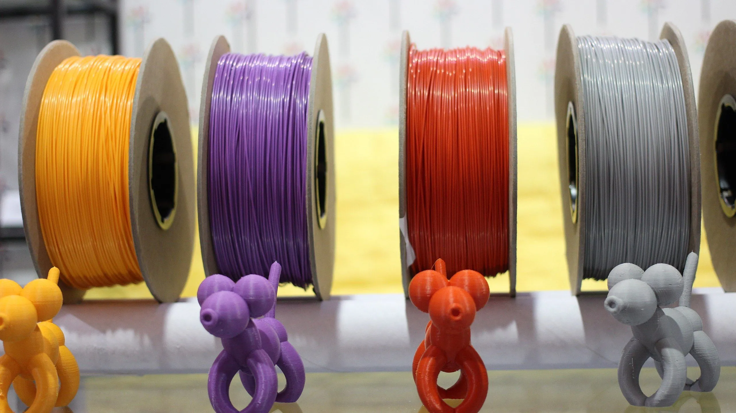 Cuộn sợi filament in 3D được sản xuất từ vật liệu tái chế, đặt trên bề mặt màu sáng