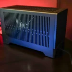 Dàn PC chơi game cao cấp trong case Fractal Terra SFF trên bàn, minh họa hệ thống tối ưu hiệu năng và tản nhiệt.