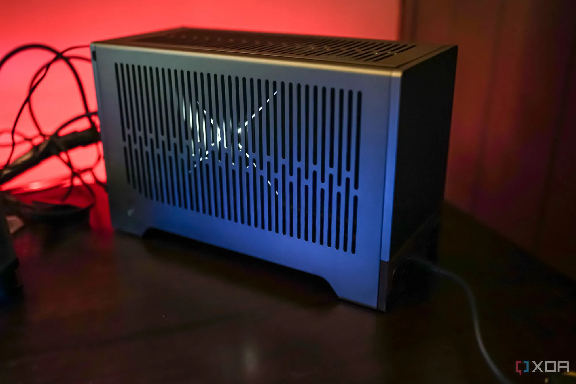 Dàn PC chơi game cao cấp trong case Fractal Terra SFF trên bàn, minh họa hệ thống tối ưu hiệu năng và tản nhiệt.