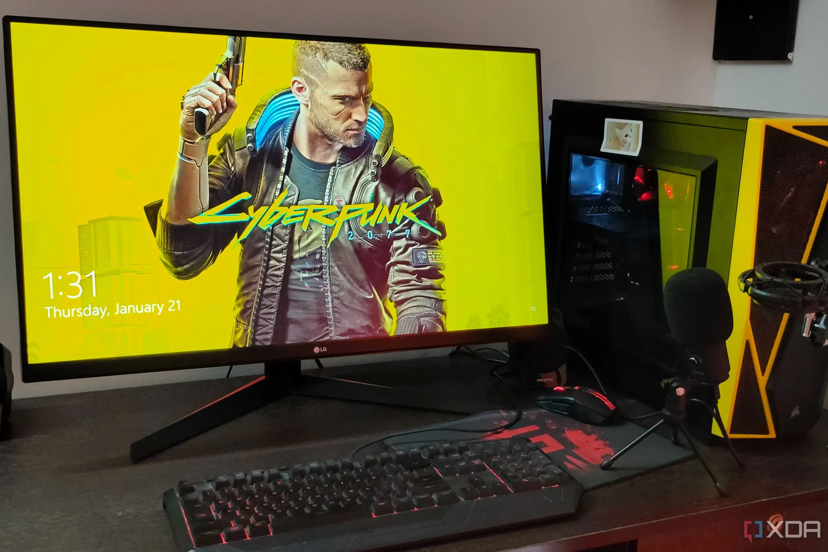 Dàn PC gaming với màn hình chất lượng cao hiển thị hình ảnh Cyberpunk 2077, nhấn mạnh tầm quan trọng của tấm nền