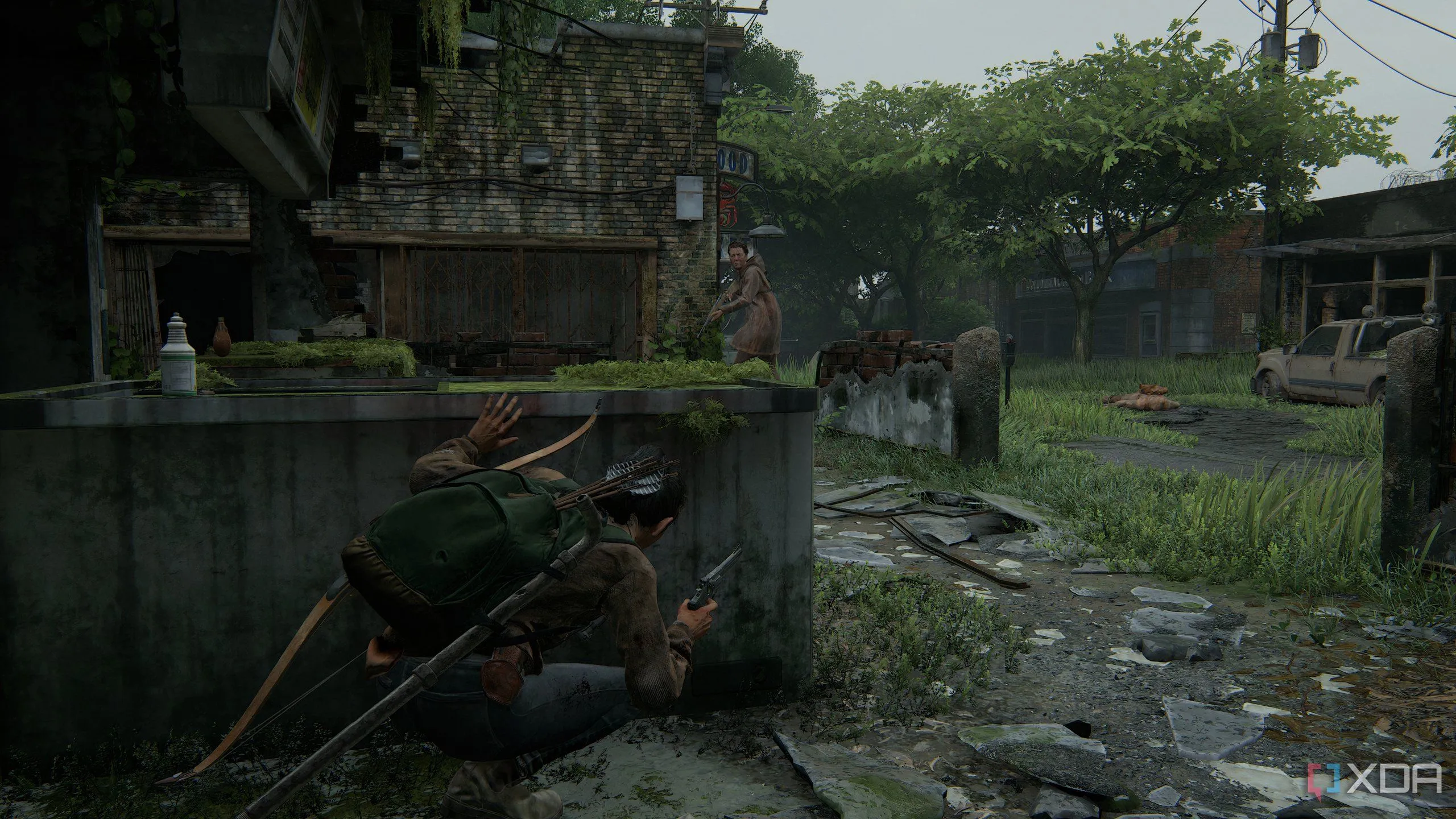 Dina ẩn nấp sau vật chắn trong The Last of Us Part II Remastered, minh họa gameplay lén lút.