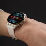Đồng hồ thông minh Garmin Venu 3S màu xanh trên cổ tay phụ nữ