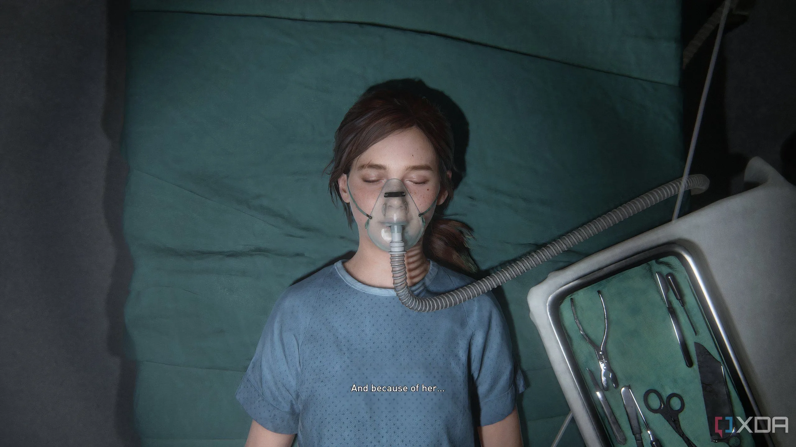 Ellie còn trẻ nằm trên bàn mổ trong The Last of Us Part II Remastered, cảnh hồi ức quan trọng.