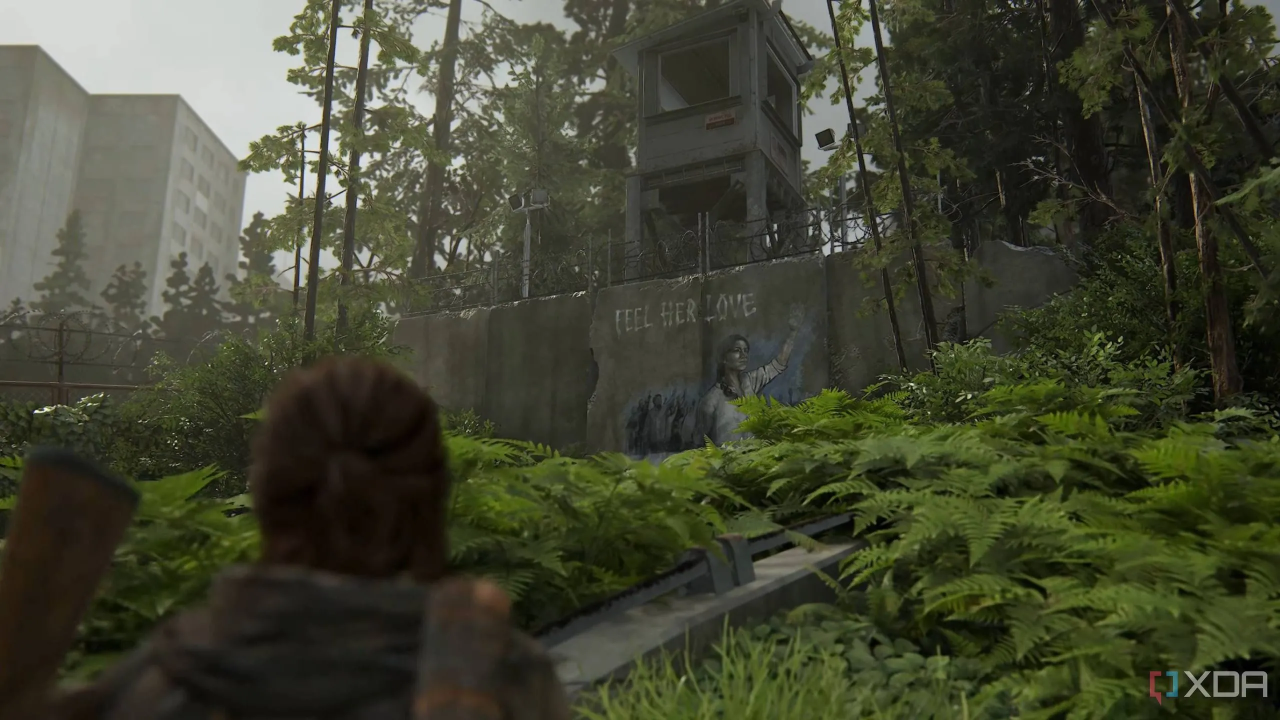 Ellie quan sát bức tranh tường Seraphites trong The Last of Us Part II Remastered, phản ánh sự đối đầu với WLF