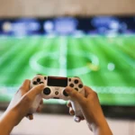 Game thủ trải nghiệm chơi game trên tay cầm với kết nối Wi-Fi 7 tốc độ cao