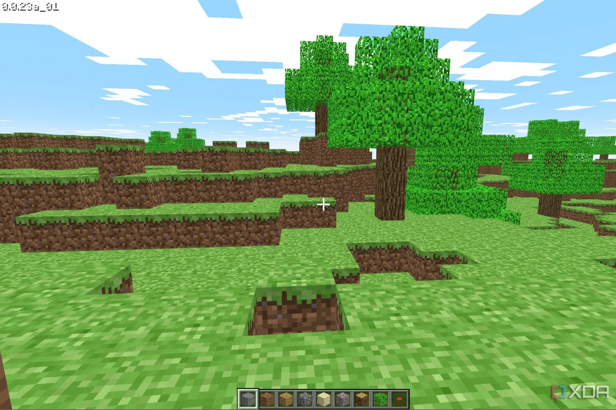Giao diện game Minecraft Classic đang chạy trực tiếp trên trình duyệt web, hiển thị thế giới khối vuông nguyên thủy.