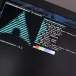Giao diện Hyprland Arch Linux chạy trên laptop Framework, minh họa hệ điều hành Linux hiện đại trên phần cứng cũ