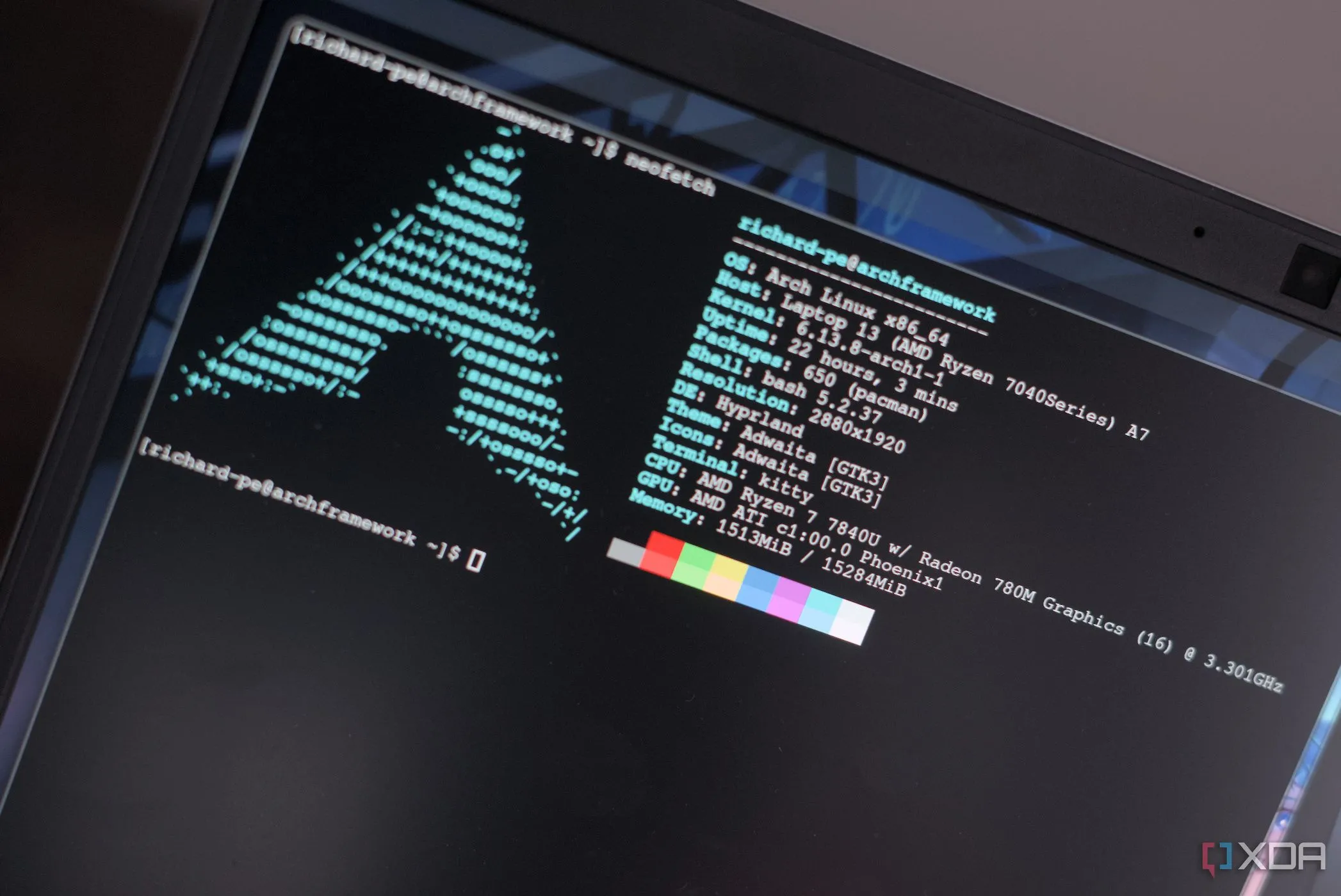 Giao diện Hyprland Arch Linux chạy trên laptop Framework, minh họa hệ điều hành Linux hiện đại trên phần cứng cũ