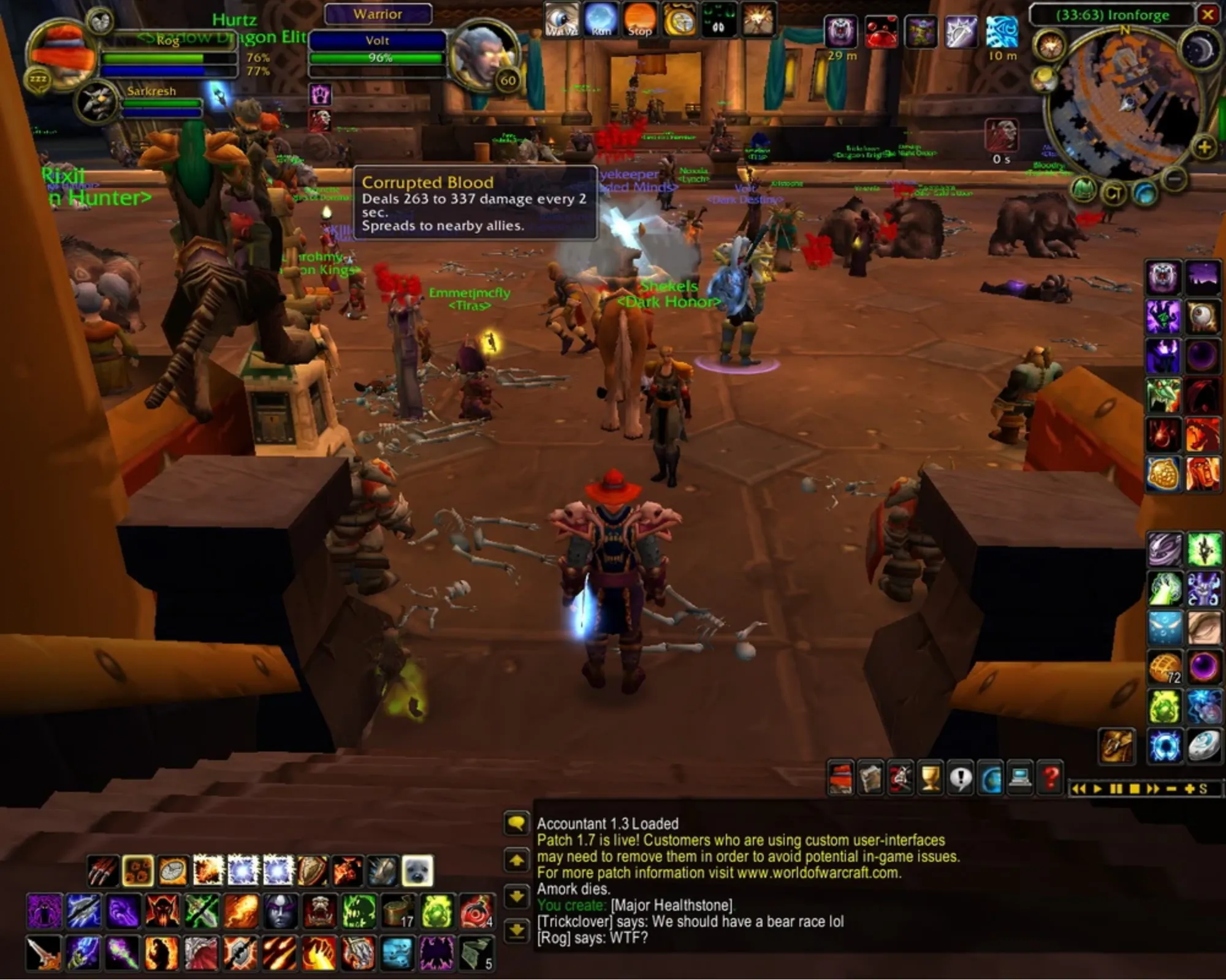 Giao diện người dùng trong game World of Warcraft hiển thị hiệu ứng debuff &quot;Corrupted Blood&quot; gây sát thương liên tục, minh họa sự lây lan của lỗi trong game.