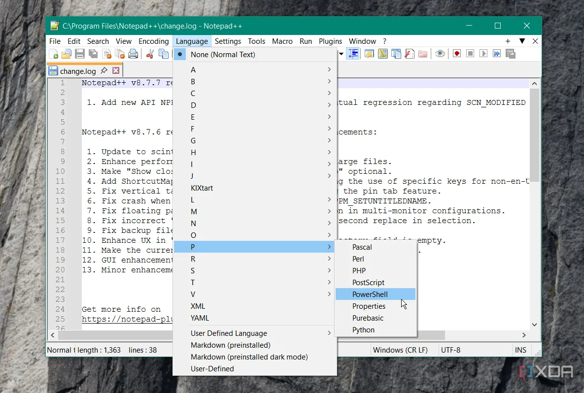 Giao diện Notepad++ trên Windows với tính năng đánh dấu cú pháp và lựa chọn ngôn ngữ