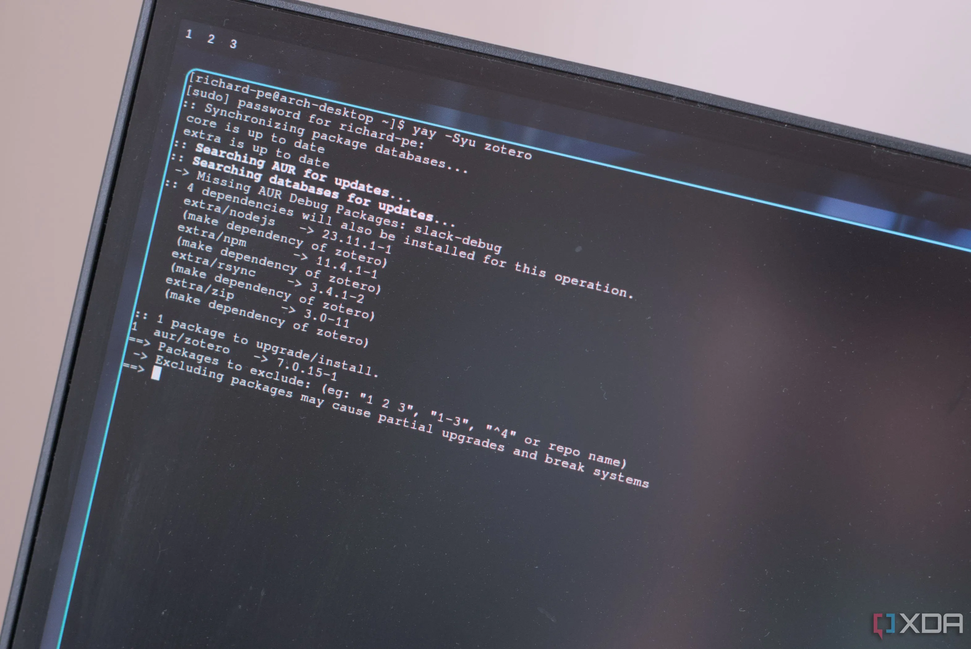 Giao diện terminal của Arch Linux đang chạy AUR, thể hiện sự phức tạp của Linux