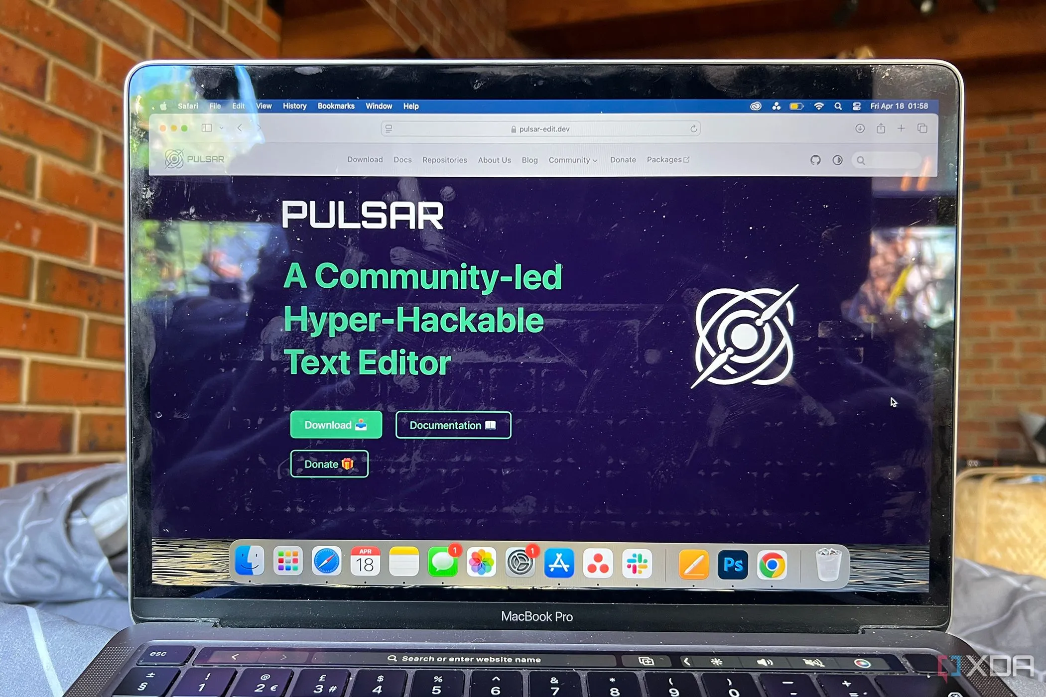 Giao diện trang tải xuống Pulsar Editor hiển thị trên Macbook, nhấn mạnh sự tiện lợi của trình soạn thảo mã nguồn mở.
