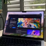 Giao diện ứng dụng Adobe Creative Cloud trên MacBook Pro với biểu tượng Photoshop, thể hiện bộ công cụ sáng tạo mạnh mẽ.