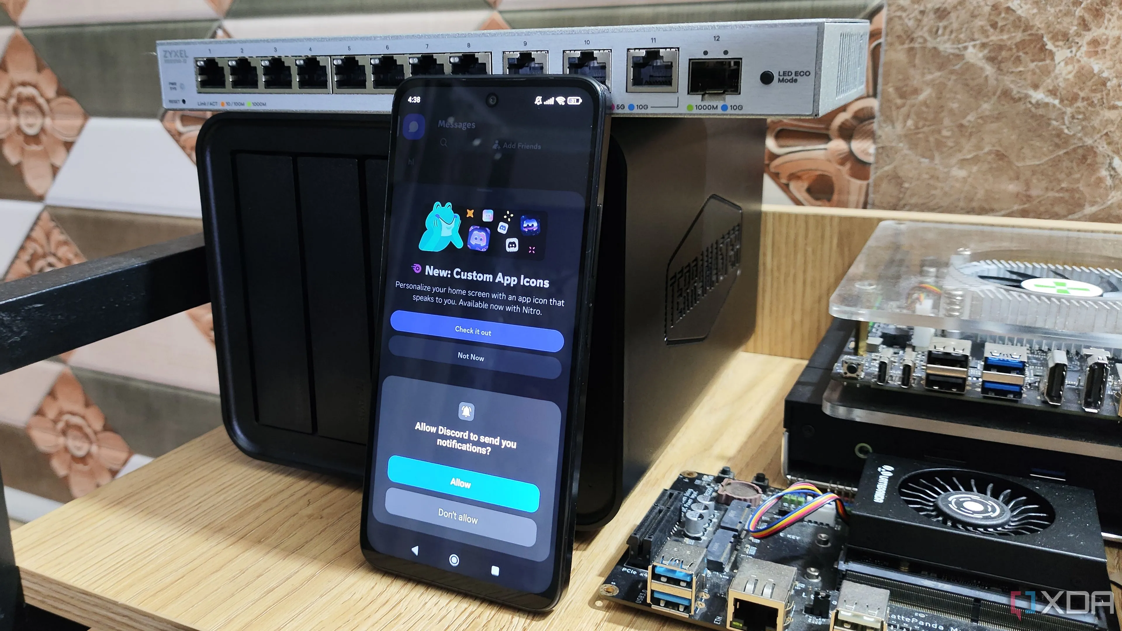 Giao diện ứng dụng Discord trên điện thoại thông minh dùng để nhận thông báo từ Uptime Kuma