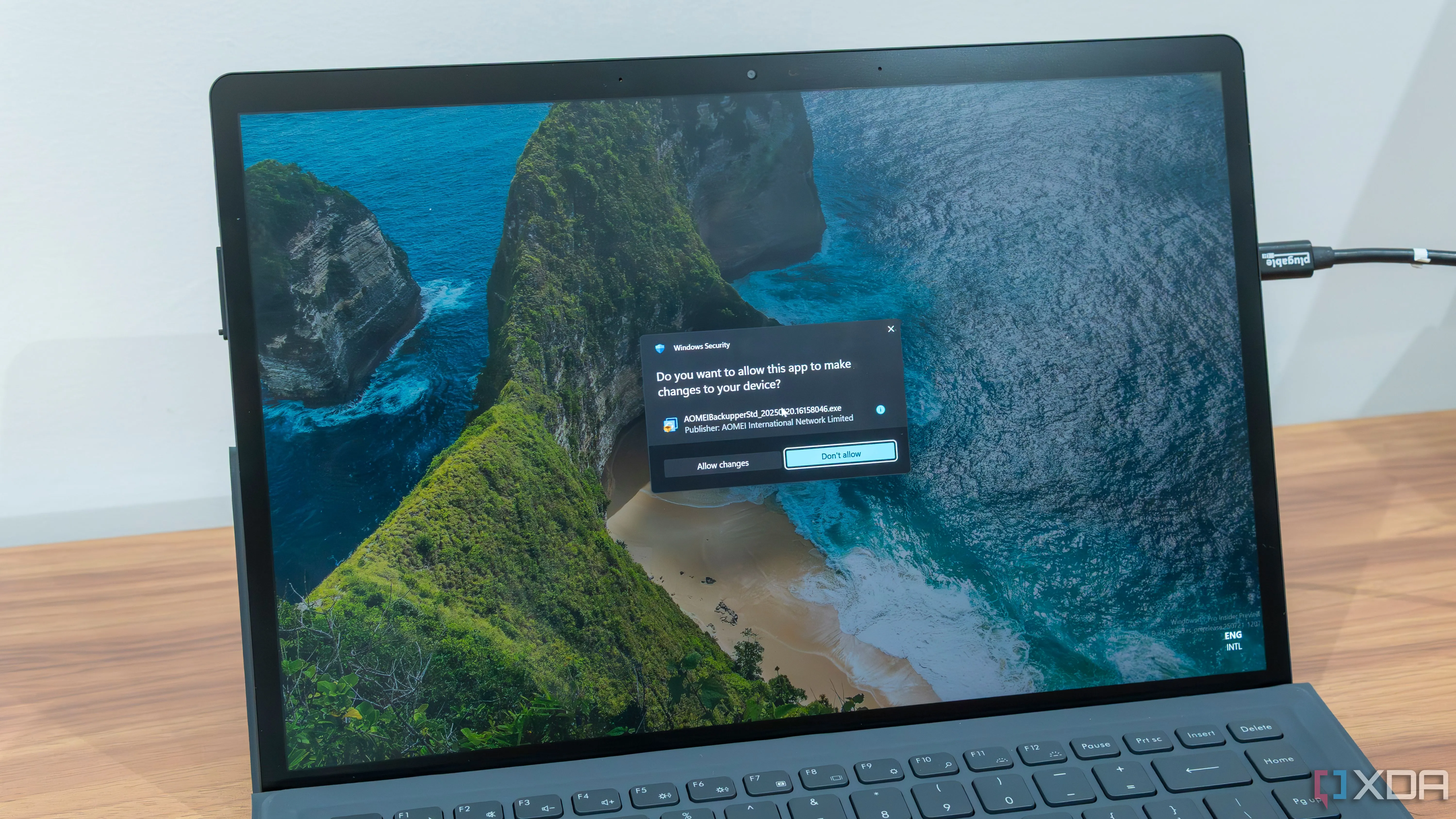 Giao diện Windows 11 trên máy tính bảng hiển thị một thông báo cấp quyền cho ứng dụng, minh họa khả năng tích hợp AI sâu vào hệ điều hành.