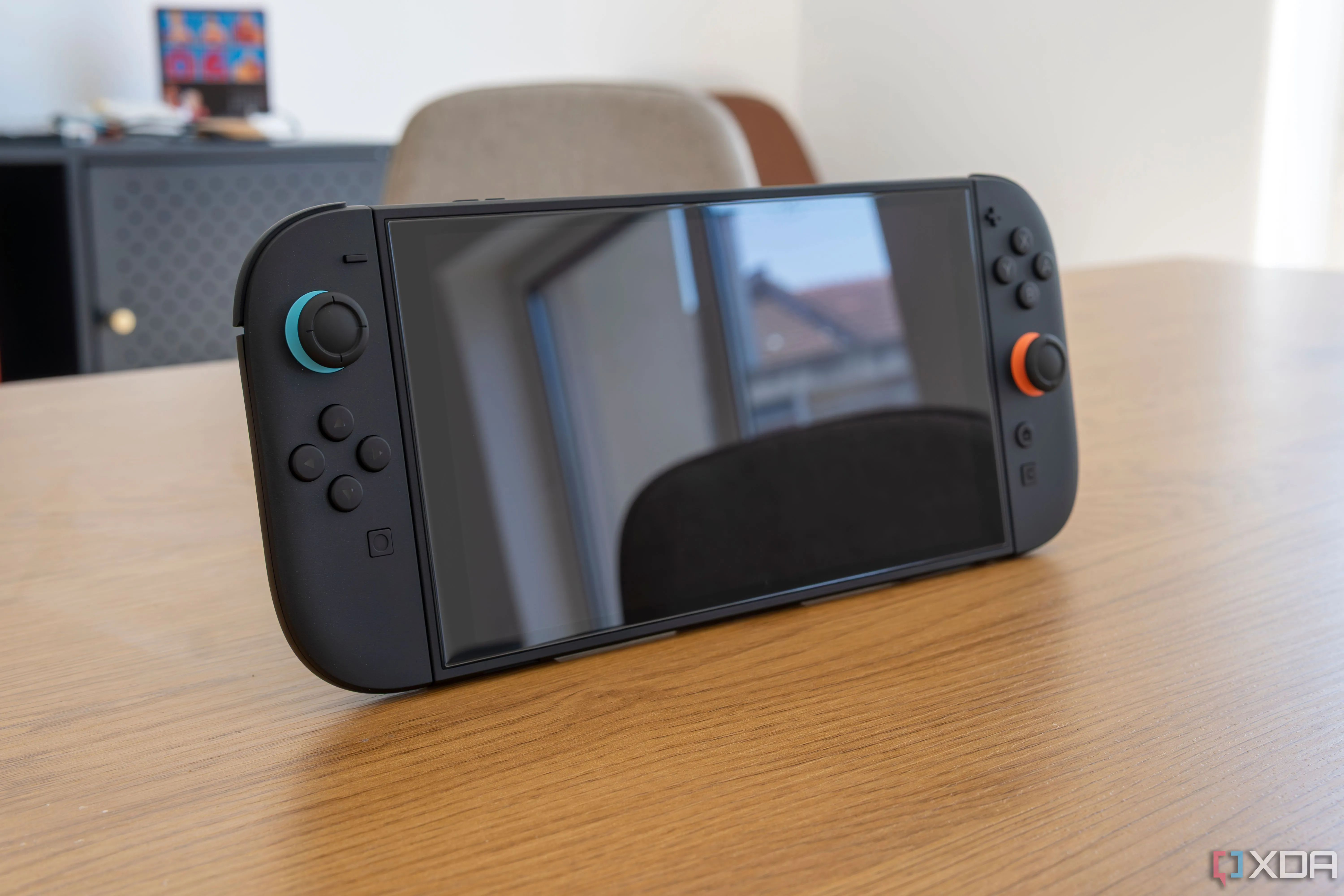 Góc nhìn phía trước của Nintendo Switch 2 trên bàn gỗ