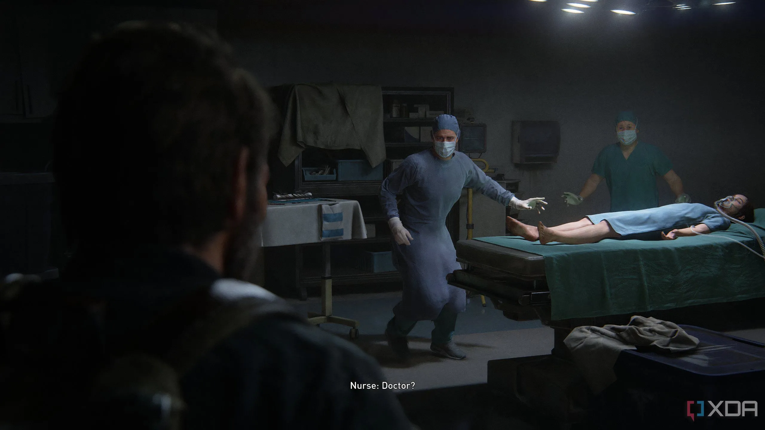 Hai bác sĩ phẫu thuật bên cạnh một cô gái nhỏ trên bàn mổ trong The Last of Us Part II Remastered.