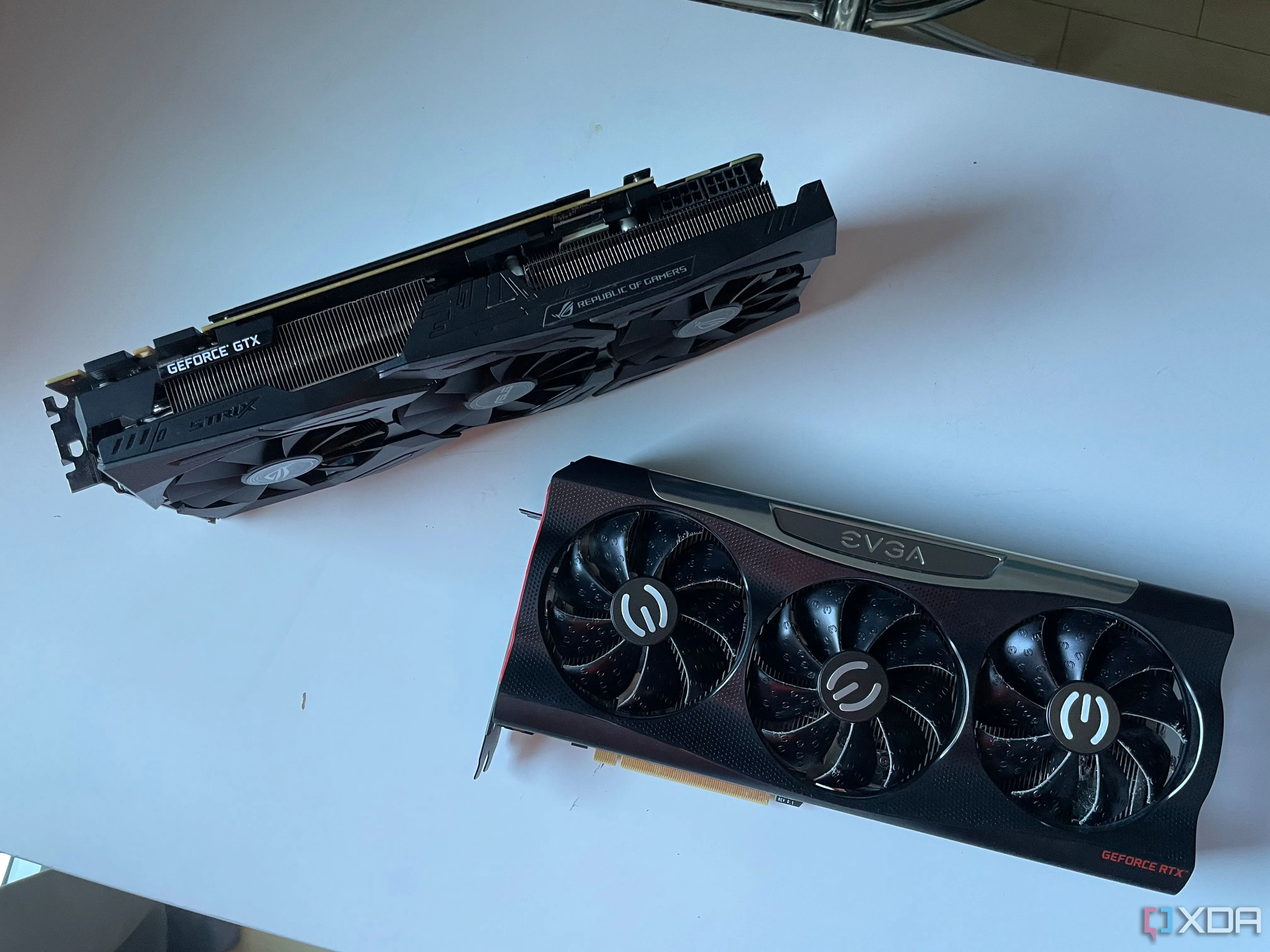 Hai card đồ họa ASUS STRIX 1080Ti và EVGA RTX 3080 trên mặt bàn