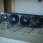 Hai card đồ họa Nvidia RTX 5060 Ti trên bàn, minh họa cho vấn đề lỗi driver ảnh hưởng đến nhiệt độ GPU.