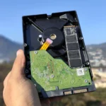 Hai loại ổ đĩa cứng thông dụng cho NAS: HDD và SSD, cần được vệ sinh cẩn thận để tránh hư hỏng linh kiện bên trong.