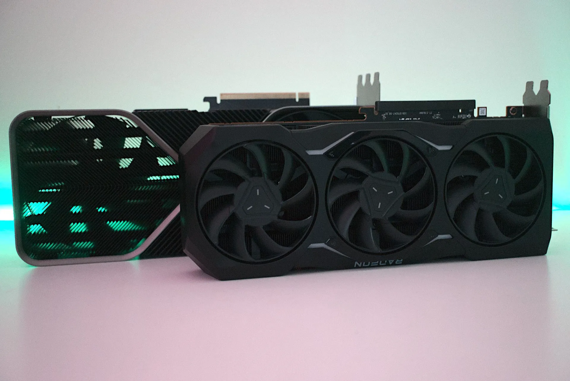 Hai mẫu card đồ họa cao cấp NVIDIA GeForce RTX 4090 Founders Edition và AMD Radeon RX 7900 XTX Reference