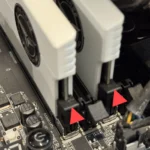 Hai module RAM DDR5 được gắn vào khe cắm A2 và B2 trên bo mạch chủ, minh họa vị trí tối ưu cho hiệu suất bộ nhớ