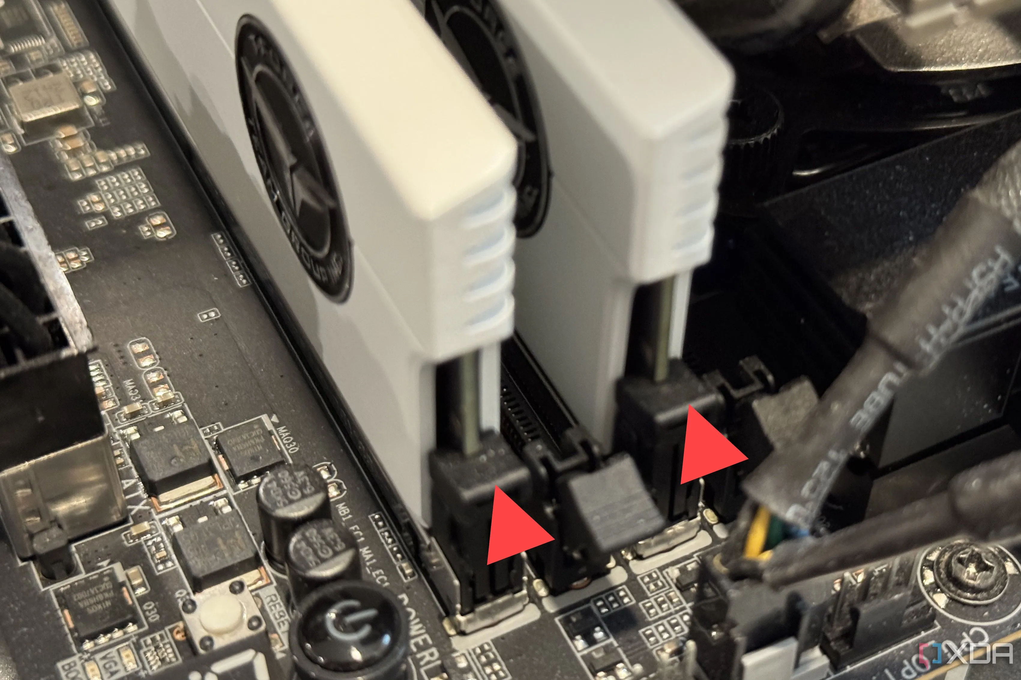 Hai module RAM DDR5 được gắn vào khe cắm A2 và B2 trên bo mạch chủ, minh họa vị trí tối ưu cho hiệu suất bộ nhớ