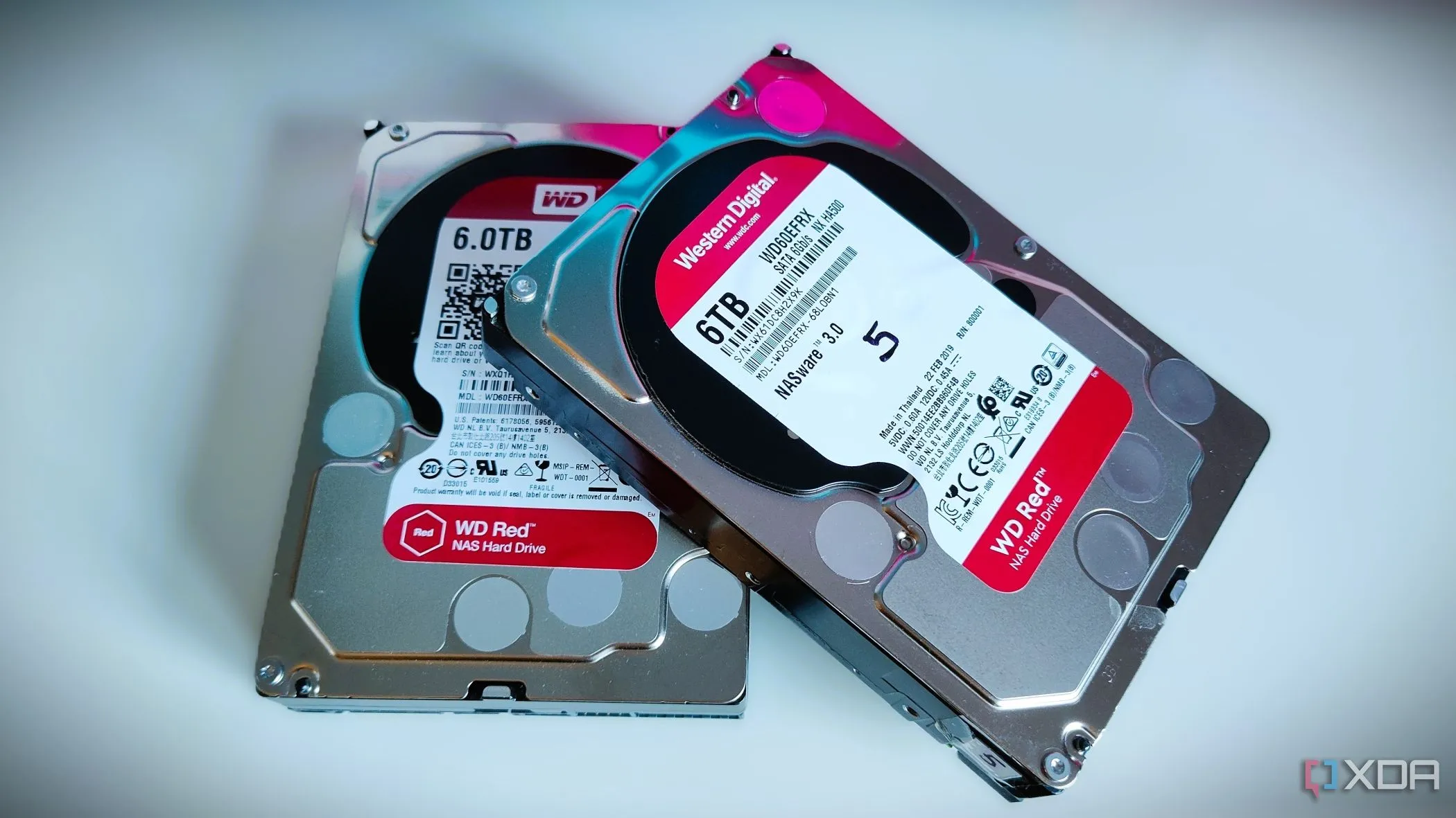 Hai ổ cứng Western Digital 6TB xếp chồng lên nhau, đại diện cho dữ liệu cần được bảo vệ cẩn thận thông qua các biện pháp như khóa truy cập SSH.