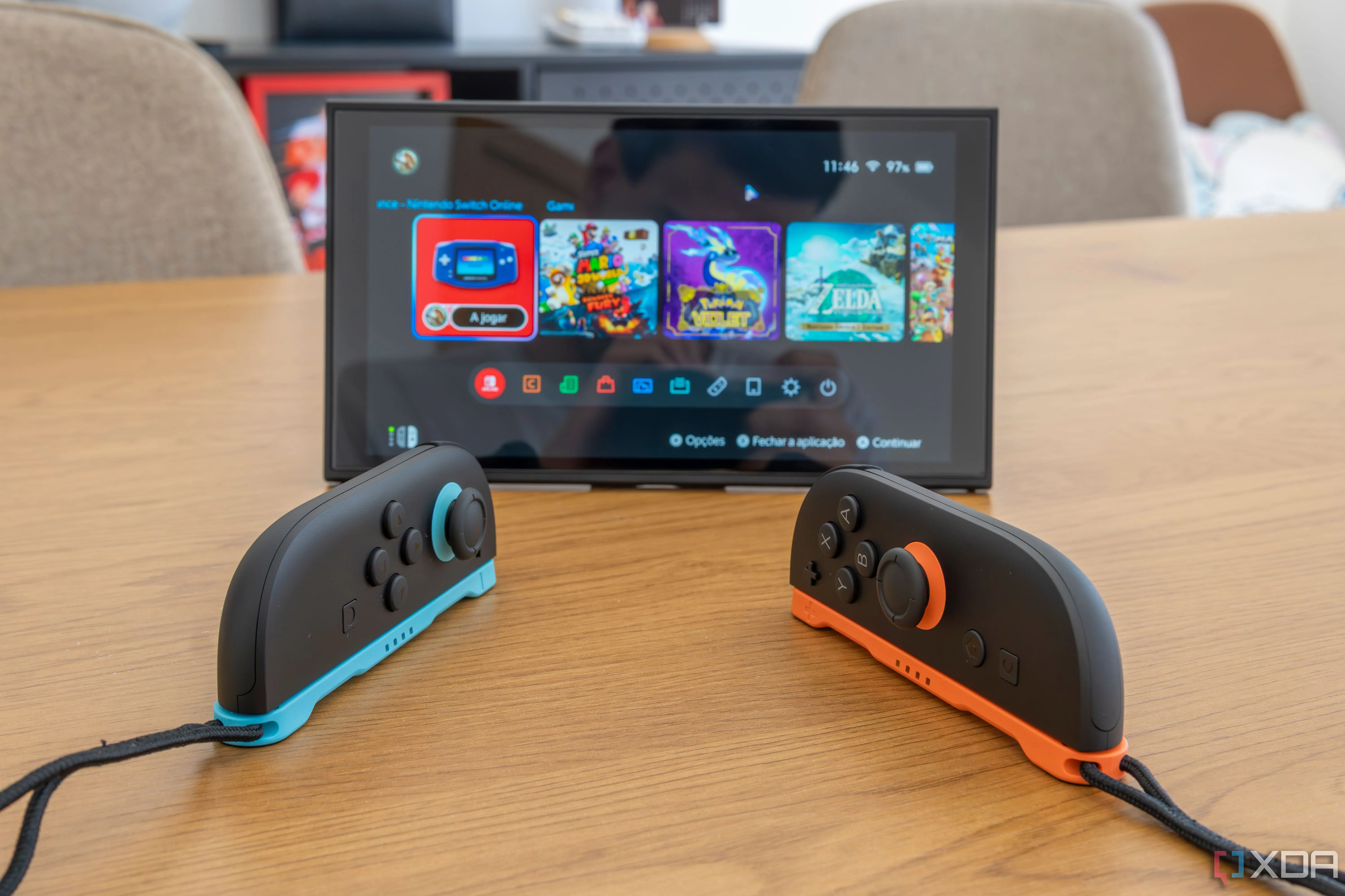 Hai tay cầm Joy-Con 2 ở chế độ chuột trước một Nintendo Switch 2 ở chế độ để bàn