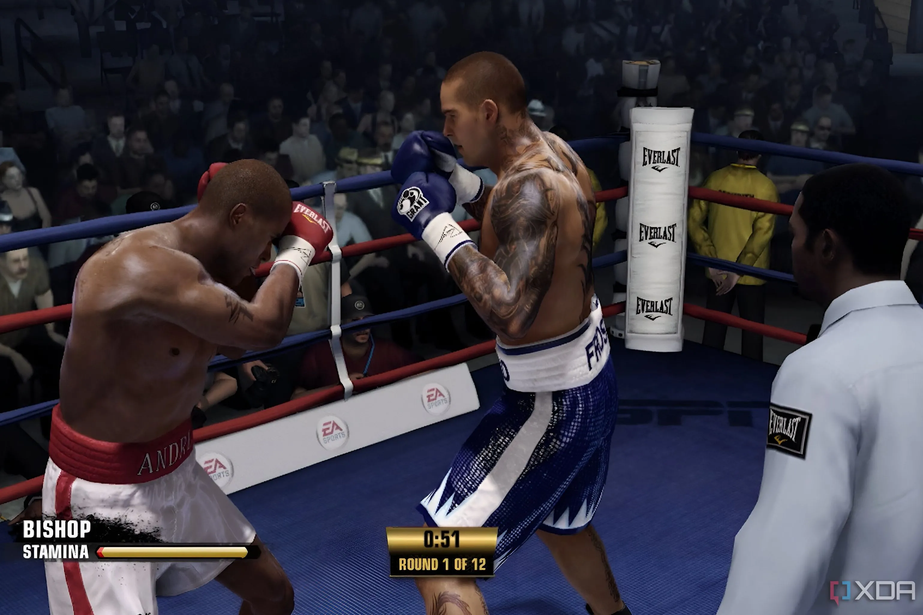 Hai võ sĩ đang giao đấu trong sàn đấu của Fight Night Champion với trọng tài đứng nhìn